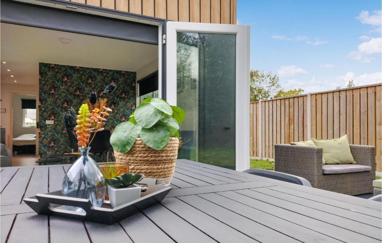 2 Bedroom Awesome Home In Heinkenszand Exterior photo